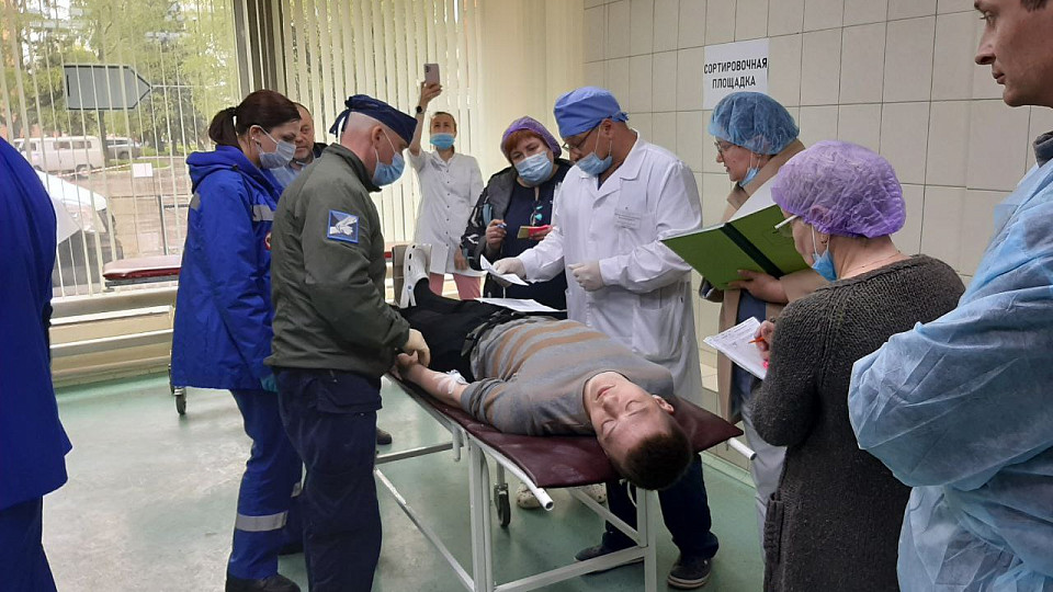 На территории областной больницы прошли тактико-специальные учения по отработке действий при чрезвычайной ситуации, связанной с массовым поступлением пострадавших