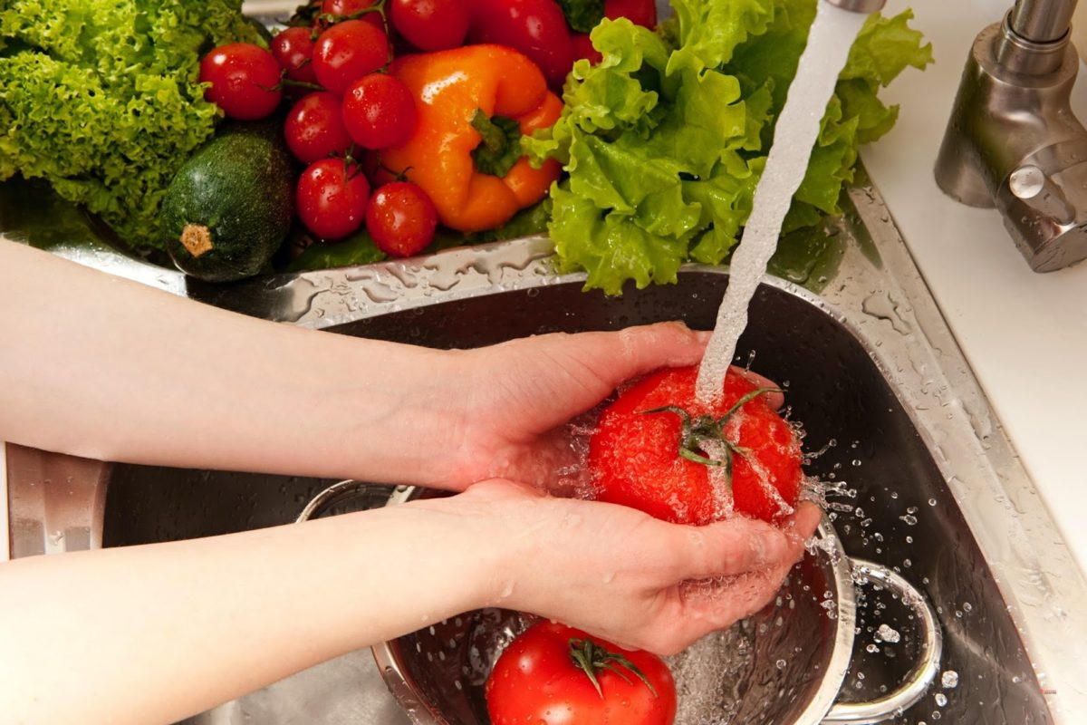 Тщательно мыть фрукты и овощи