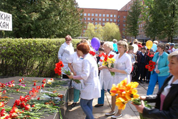 Возложение цветов к памятнику Тульским медикам 06.05.2016