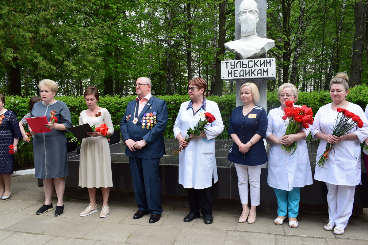 Возложение цветов к памятнику Тульским медикам, расположенному на территории учреждения, 9 мая 2019г.
