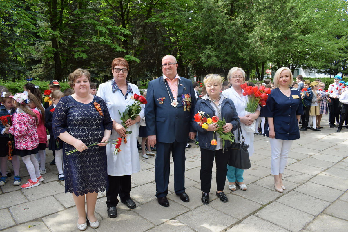 Возложение цветов к памятнику Тульским медикам, расположенному на территории учреждения, 9 мая 2019г.