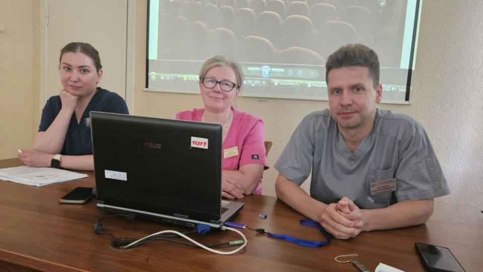 *Фиолетовая лента как символ надежды: врачи областной больницы объединили пациентов с ВЗК