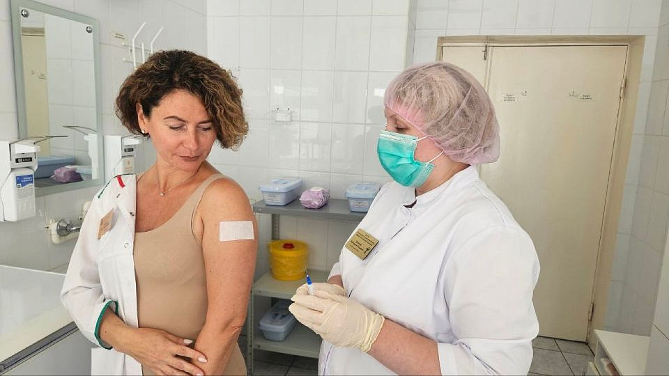 Сотрудники Тульской областной клинической больницы активно вакцинируются против гриппа
