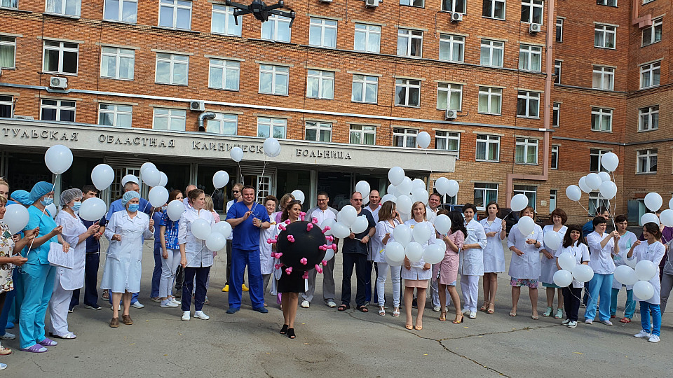 На территории Тульской областной  клинической больницы среди сотрудников учреждения прошел флешмоб «Прощай COVID!»