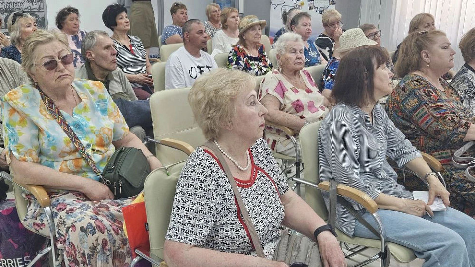 Тулякам рассказали о здоровье щитовидной железы: врач областной больницы провел  встречу с жителями региона