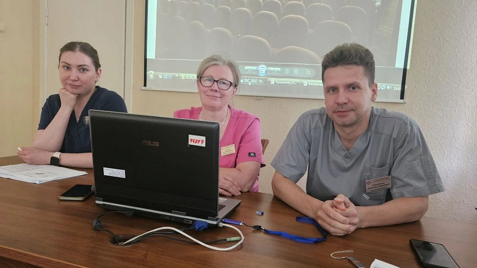 *Фиолетовая лента как символ надежды: врачи областной больницы объединили пациентов с ВЗК