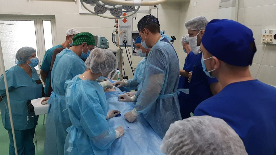 Хирурги областной больницы и фонд «Живи сейчас» дают пациентам с БАС шанс на жизнь